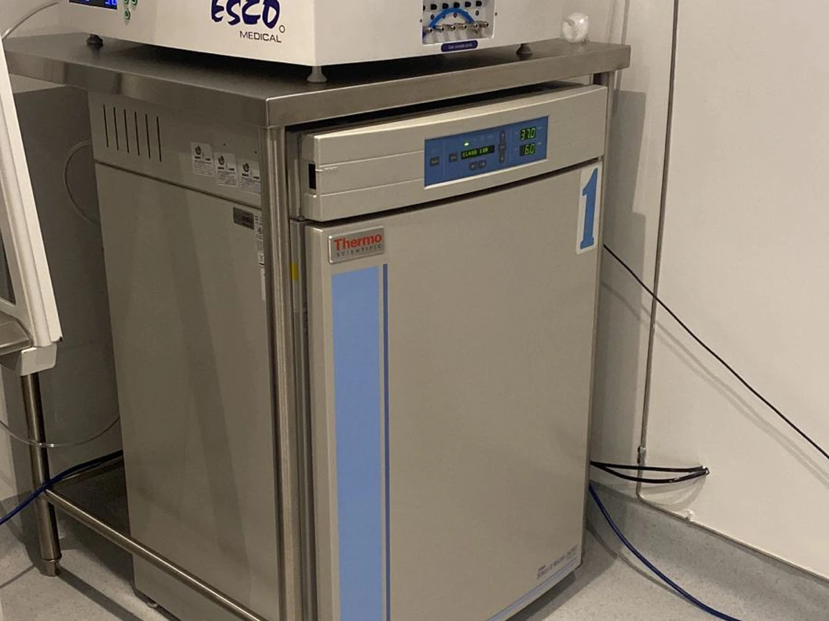 Incubador de CO2 del laboratorio de reproducción asistida de Dr. Cigüeña Mexicali