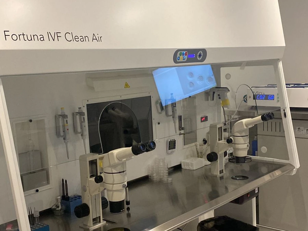Cabina Fortuna IVF Clean Air del laboratorio de reproducción asistida de Dr. Cigüeña Mexicali